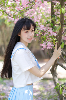 男生伸进女生下面